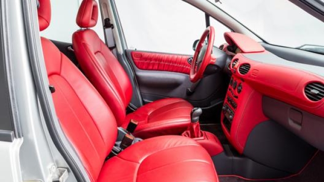Gli interni di questo modello Mercedes sono prevalentemente rossi