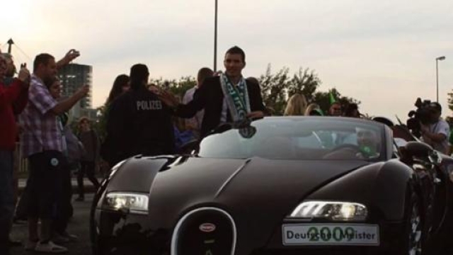 Dzeko ha celebrato la conquista del titolo in Germania con il Wolfsburg con un giro nella cittadina tedesca sull’amata Bugatti (foto Youtube)