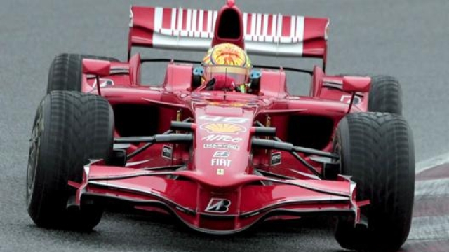 Il test di Rossi con la Ferrari nel 2010 a Barcellona. Epa