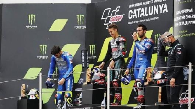Il podio della MotoGP nel 2020: Fabio Quartararo (al centro), vincitore davanti a Joan Mir (a sin.) e Alex Rins (foto @circuitdebcncat)