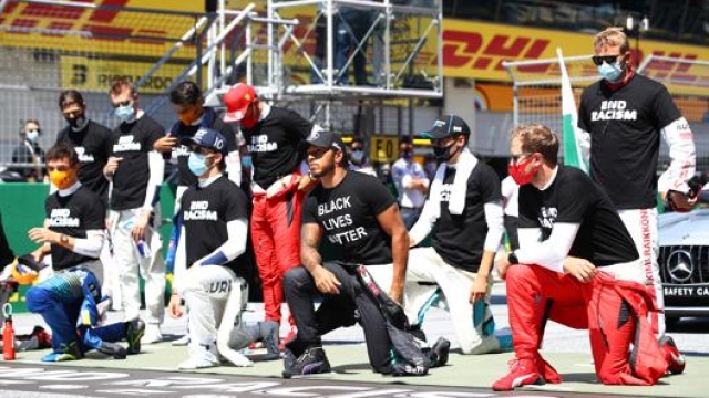 Piloti inginocchiati prima del GP d'Austia del 2020. Getty