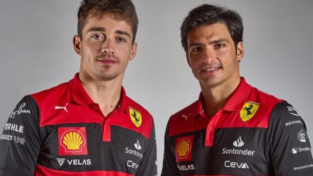 Leclerc e Sainz con le nuove divise 2022