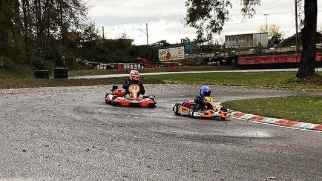 Raikkonen si allena spesso sui kart. Qui viene preceduto dal figlio di sei anni, Robin (foto @kimimatiasraikkonen)