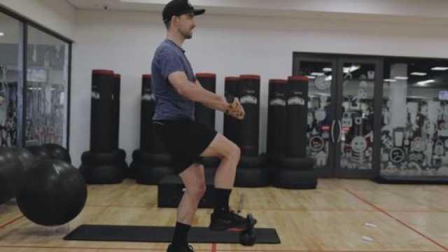 Equilibrio e potenziamento della muscolatura degli arti inferiori: Schurter lavora così in palestra (foto YouTube)