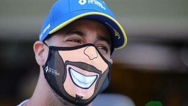 Daniel Ricciardo con una maschera… originale (foto @danielricciardo)