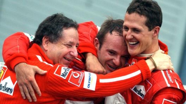 Todt, Barrichello e Schumacher festeggiano. Epa