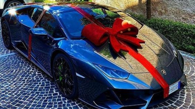 Il regalo per il compleanno di Lorenzo Insigne nel giugno 2020: una Lamborghini Huracan Evo. @nicolapezzellaofficial