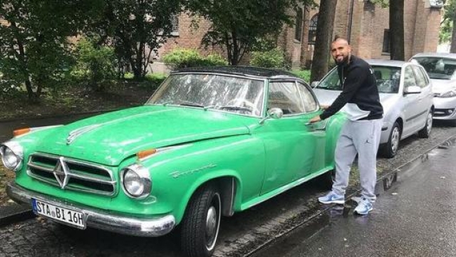 Vidal ama anche le auto storiche, come dimostra lo scatto con questa Borgward Isabella  verde come la Panda (foto @kingarturo23oficial)