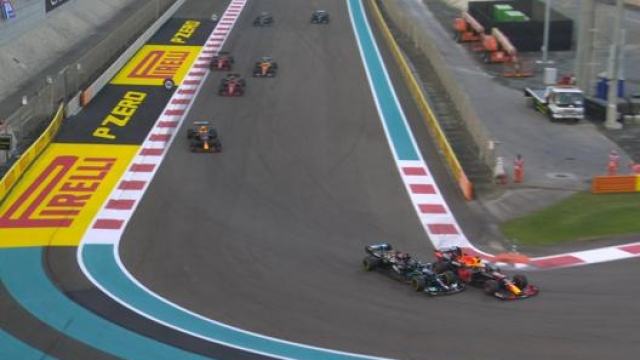 Il corpo a corpo del primo giro tra Verstappen e Hamilton
