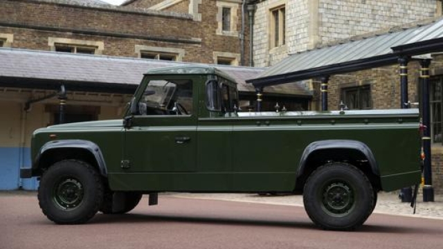 La Land Rover Defender 130 modificata dal principe Filippo. Ap