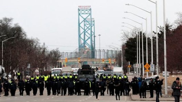 Le forze dell'ordine presidiano l'Ambassador Bridge