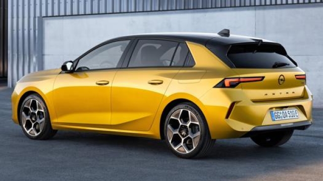 La nuova Opel Astra è ordinabile a partire da 24.500 euro. c'è anche la versione ibrida plug in da 35.300 euro