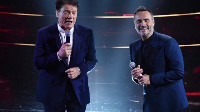 Massimo Ranieri e Nek sul palco dell'Ariston a Sanremo. LaPresse