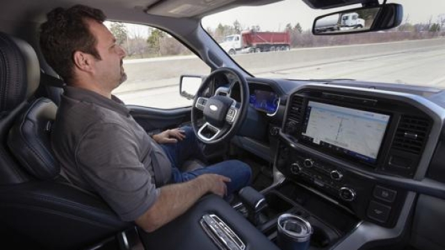 Con i dispositivi per la guida autonoma avanzata i conducenti demandano la gestione di sterzo e pedali all’auto