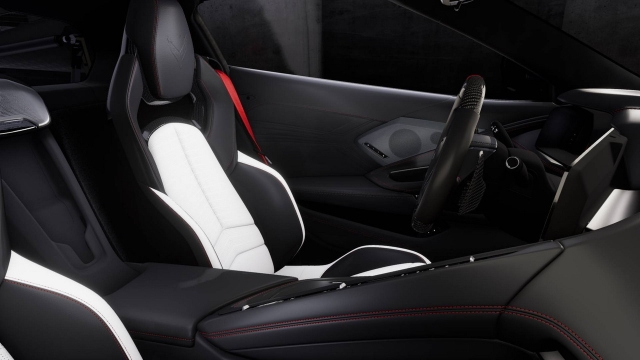 L'interno, i sedili in pelle Ceramic GT2 o Competition Sport, con cinture rosse e un volante in microfibra scamosciata