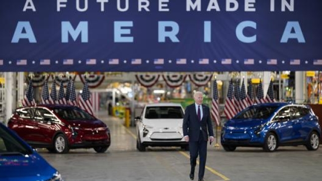 Il presidente degli Stati Uniti Joe Biden in visita presso una fabbrica GM di auto elettriche. LaPresse