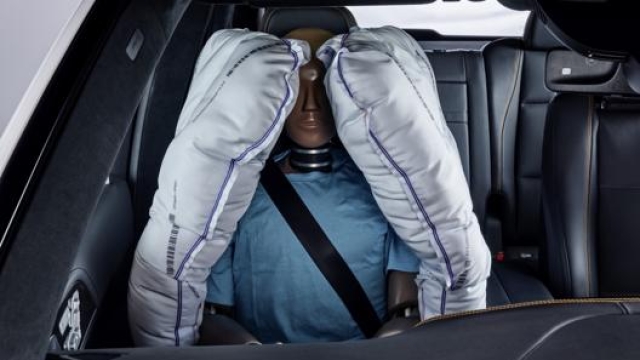 Un manichino protetto dagli airbag