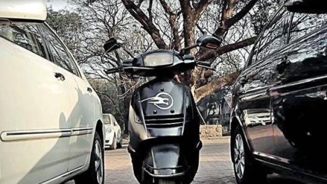 Lo scooter risponde ai comandi vocali ed è capace, per esempio, di uscire autonomamente da un parcheggio n retromarcia