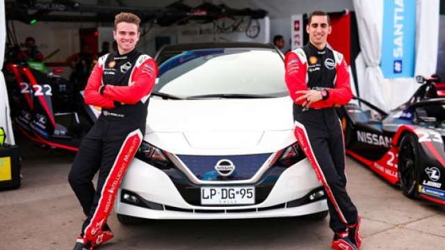 I piloti Nissan e.dams con una vettura elettrica Leaf: da sinistra Oliver Rowland e Sébastien Buemi