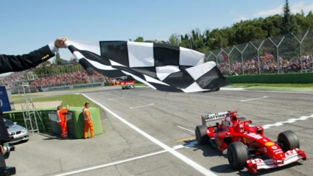 Schumahcer su Ferrari vince il GP San Marino 2004. Ansa
