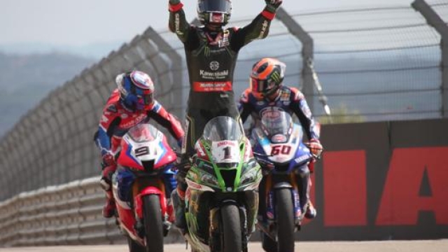 Jonathan Rea su Kawasaki celebra la vittoria in Gara2 ad Aragon. Epa