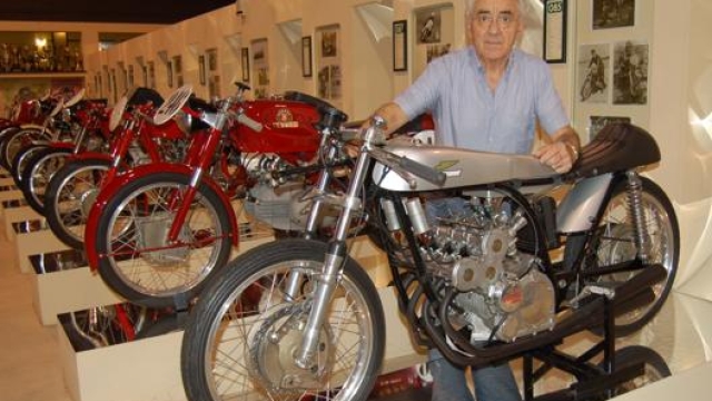 Giancarlo Morbidelli qualche anno fa in compagnia della Ducati 125 4 cilindri
