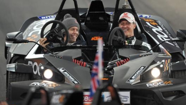 Sebastian Vettel, 33 anni, con Michael Schumacher, 51, in una foto del 2011. Afp
