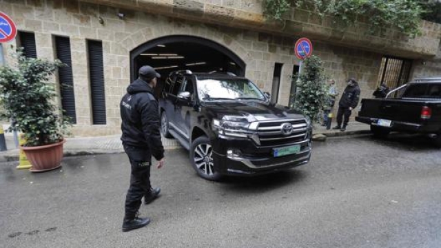 Un agente di sicurezza davanti alla casa di Beirut di Carlos Ghosn. Afp