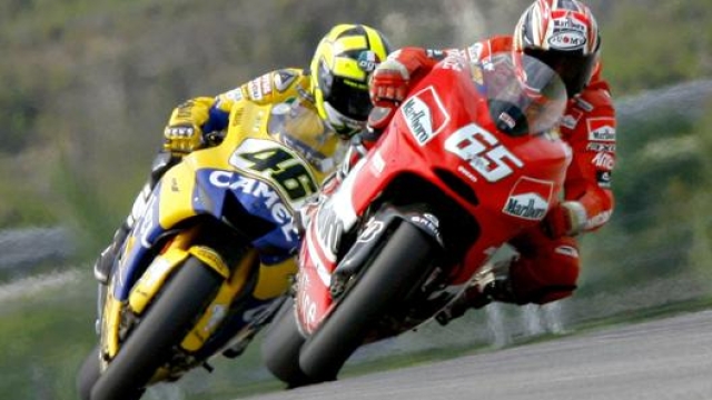 La Ducati di Capirossi davanti alla Yamaha di Valentino Rossi al GP di Malesia 2006. Afp