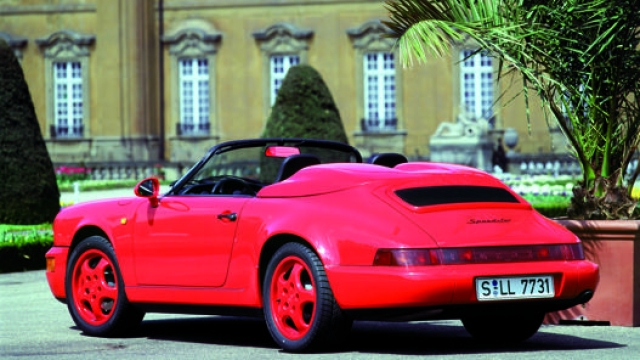 Una Porsche 911 Carrera Speedster simile a quella parcheggiata male a Padova
