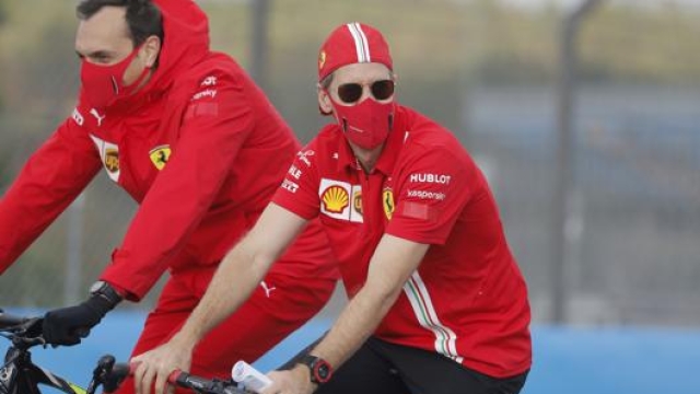 Sebastian Vettel, 33 anni, nella ricognizione in pista con il suo ingegnere Riccardo Adami. Lapresse