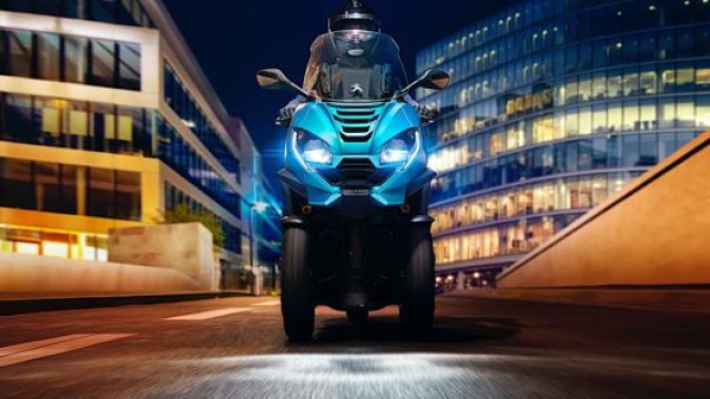 Il rinnovato Metropolis è la proposta Peugeot nel settore degli scooter a tre ruote.