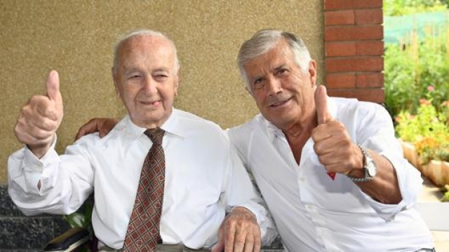 Ruggero Mazza (a sinistra) e Giacomo Agostini (a destra) nel giorno del 100° compleanno del meccanico