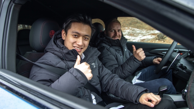 Guanyu Zhou sull'Alfa Romeo Tonale con il compagno Valtteri Bottas