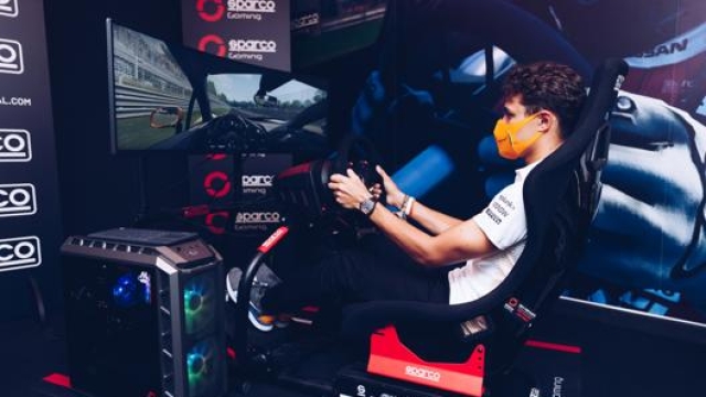 Il pilota di F1 Lando Norris al simulatore di guida durante la visita nel quartier generale di Sparco nel settembre 2021