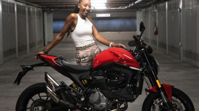 Najla Aqdeir  con la sua Ducati Monster