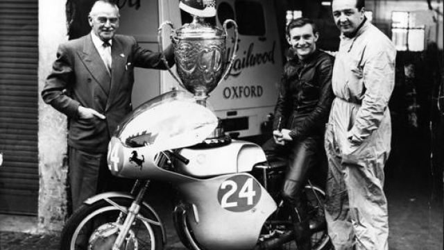 Hailwood sulla Ducati con cui vinse a Silverstone il campionato britannico 1960