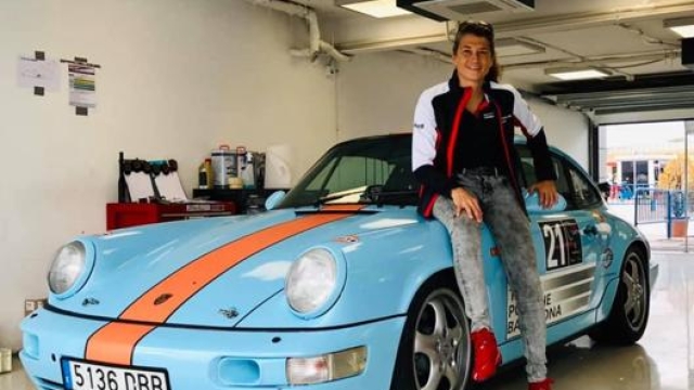 Merce Marti posa con la sua Porsche durante le prove sul Circuito di Jarama nel 2019 (foto @mercemarti)
