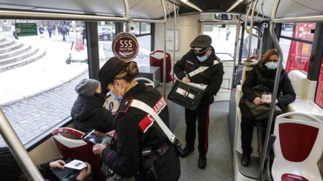 Controlli dei Carabinieri sui passeggeri di un autobus