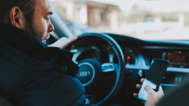 Ogni cento automobilisti osservati il 12,41 percento non rispetta il divieto di utilizzo del telefono