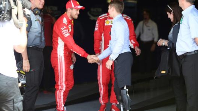 Gli allora ferraristi Sebastian Vettel e Kimi Raikkonen (coperto) con Monger prima del GP di Silverstone 2018. Lapresse