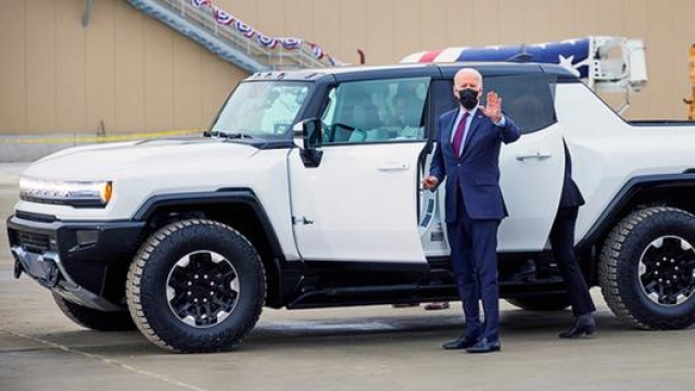 Jo Biden  pronto per guidare la nuova Hummer Ev