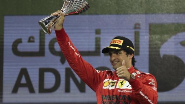 Carlos sul podio di Abu Dhabi 2021, dopo il terzo posto dietro Verstappen e Hamilton. Epa