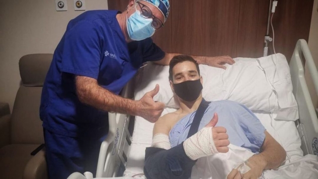 Iker Lecuona sorridente e in mascherina dopo l’intervento al braccio destro a Valencia