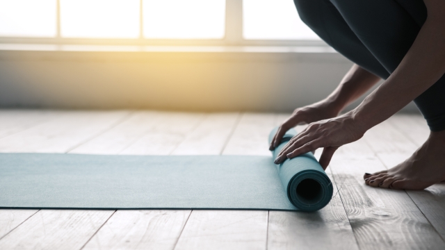 Srotoliamo il tappetino per 5 minuti di yoga
