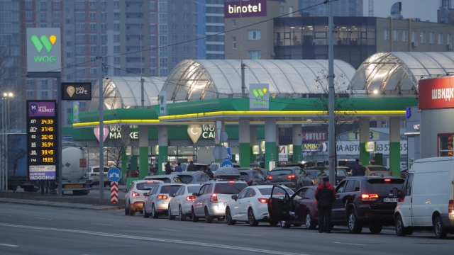 epaselect epa09780269 Cars line up at a gas station in Kiev, Ukraine, 24 February 2022. Russian troops entered Ukraine while the country's President Volodymyr Zelensky addressed the nation to announce the imposition of martial law.  EPA/SERGEY DOLZHENKO