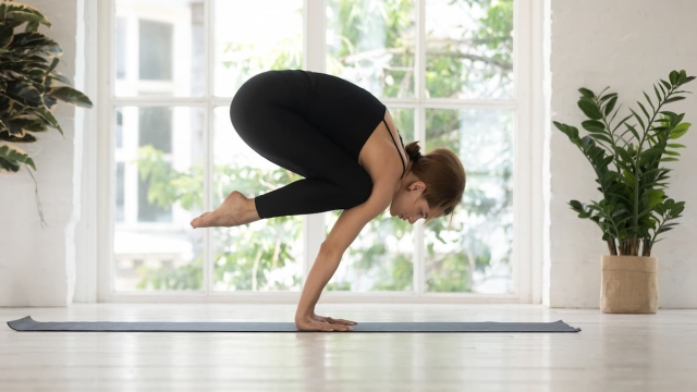 yoga polso infortuni asana arm balances