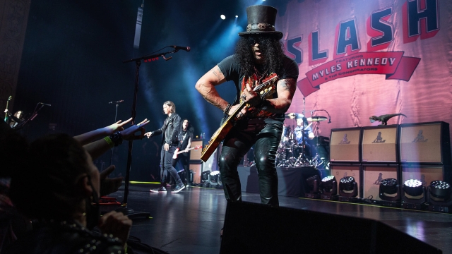 Slash in azione con la sua fedele Gibson Les Paul