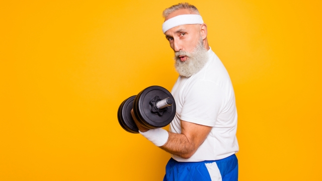 Anziano che fa allenamento con i pesi per la salute