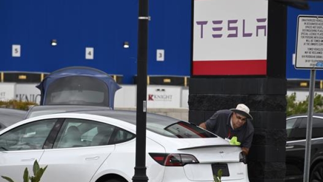 Tesla lavora a un programma per dimezzare il costo delle batterie